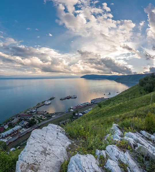 A port a településen, a Bajkál-tó látképe — Stock Fotó