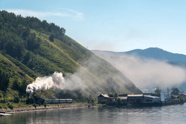 13 de junio de 2017: La vieja locomotora de vapor está conduciendo a lo largo del ferrocarril Circum-Baikal, lago Baikal, Rusia —  Fotos de Stock