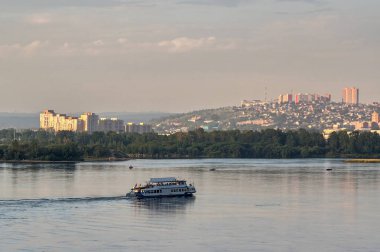 Angara Nehri boyunca bir zevk gemi yelken