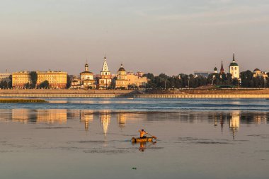 Arka planı set of Angara Nehri üzerinde bir tekne kürek balıkçı