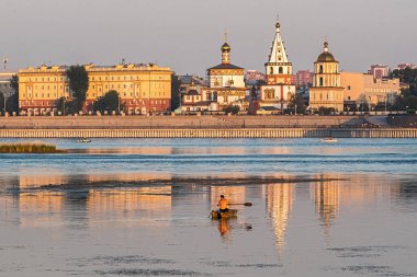 Arka planı set of Angara Nehri üzerinde bir tekne kürek balıkçı