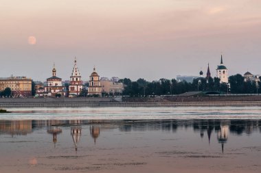 Ayın yükselişine Irkutsk Angara setin içinde