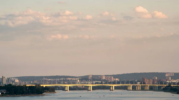 Irkutsk Angara Nehri üzerinde akademik köprü görünümü — Stok fotoğraf