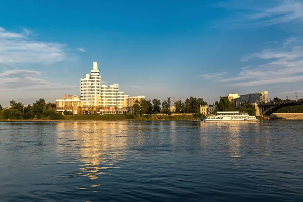 Angara Nehri boyunca bir zevk gemi yelken