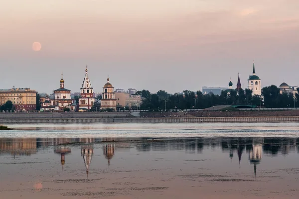 Salida de la luna sobre el terraplén de Angara en Irkutsk —  Fotos de Stock