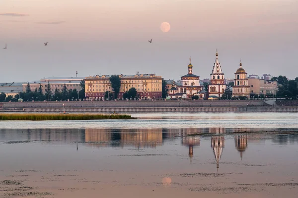 Salida de la luna sobre el terraplén de Angara en Irkutsk —  Fotos de Stock