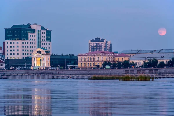 Wschód księżyca nad nasyp Angary w Irkucku — Zdjęcie stockowe