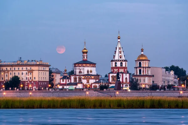 Ayın yükselişine Irkutsk Angara setin içinde