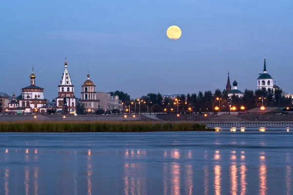 Ayın yükselişine Irkutsk Angara setin içinde