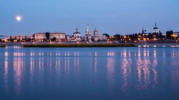 Ayın yükselişine Irkutsk Angara setin içinde