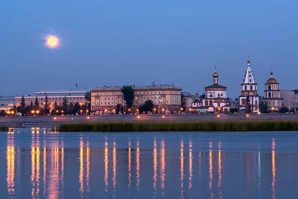 Salida de la luna sobre el terraplén de Angara en Irkutsk —  Fotos de Stock