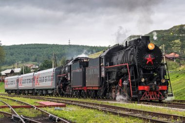 16 Ağustos 2017 turist buhar tren sürmek çevre-Baykal demiryolu, Deniz Baykal, Rusya Federasyonu