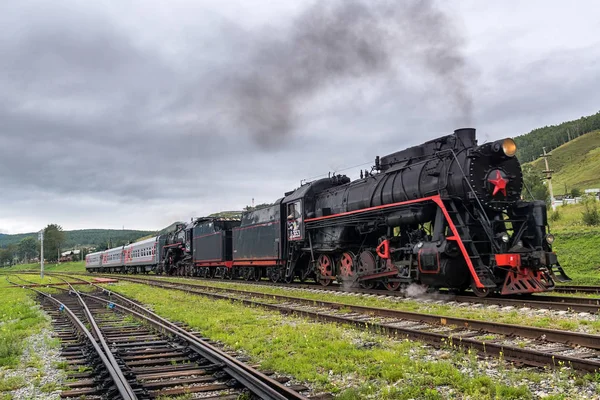 Agosto 16, 2017 passeios de trem a vapor turístico na Circum-Baikal Railway, lago Baikal, Rússia — Fotografia de Stock