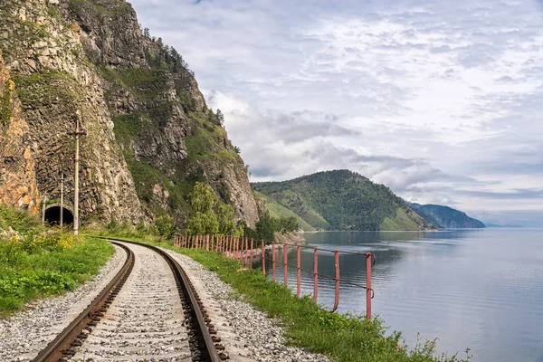 Η παλιά σήραγγα επί της σιδηροδρομικής γραμμής περι-Baikal — Φωτογραφία Αρχείου