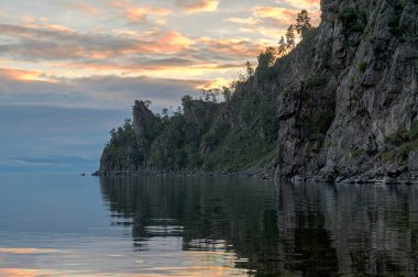 Cape sütunlar, çevre-Baykal demiryolu görünümünü akşam