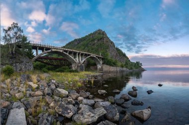 Nehir Shabartui, çevre-Baykal demiryolu üzerinde köprü görünümü