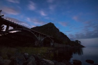 Nehir Shabartui, çevre-Baykal demiryolu üzerinde köprü görünümü