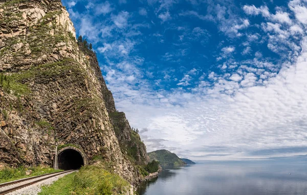 El viejo túnel en el ferrocarril Circum-Baikal — Foto de Stock