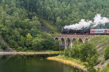 17 Ağustos 2017: Çevre-Baykal demiryolu, Deniz Baykal, Rusya köprü eski buhar lokomotif sürüş