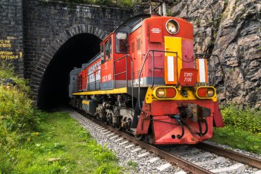 17 Ağustos 2017: Tren tünel kalkıyor çevre-Baykal demiryolu, Deniz Baykal, Rusya Federasyonu