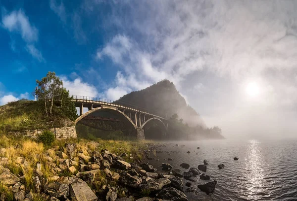 Nehir Shabartui, çevre-Baykal demiryolu üzerinde köprü görünümü