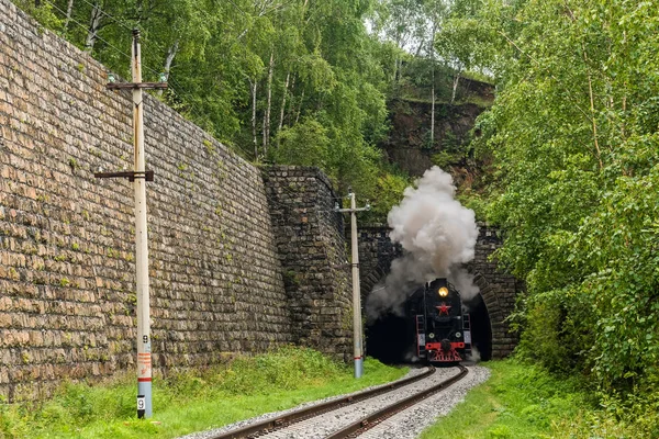 O velho trem a vapor sai do túnel na Circum-Baikal Railway — Fotografia de Stock