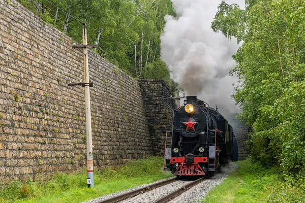 O velho trem a vapor sai do túnel na Circum-Baikal Railway — Fotografia de Stock