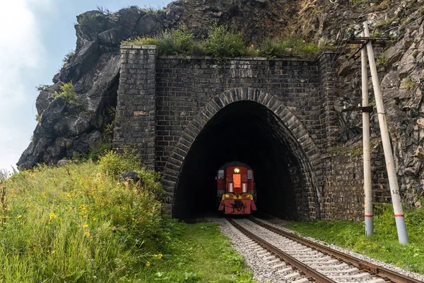 Tren Circum-Baykal Demiryolu 'ndaki tünelden ayrılıyor.