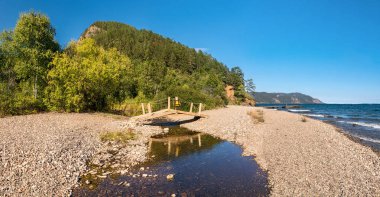Büyük Baykal izinde dere üzerinde köprü