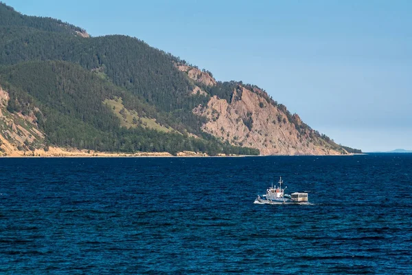 Yolcu tekne üzerinde Deniz Baykal Sibiryakov cape yelken.