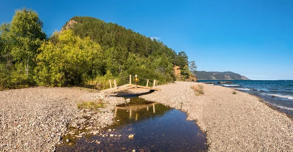 Büyük Baykal izinde dere üzerinde köprü