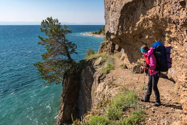 Bir turist stand bir uçuruma tehlikeli bir yol boyunca