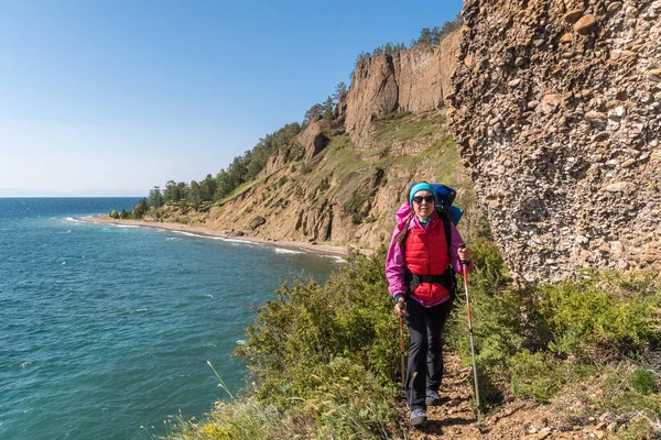 Turistické procházky po nebezpečné cestě nad útesem — Stock fotografie