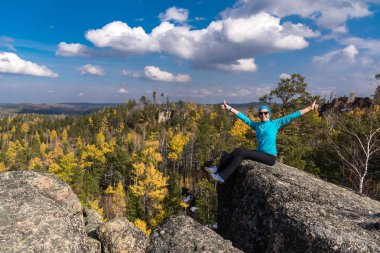 Uzun yürüyüşe çıkan kimse kız bir uçurumun kenarında siting