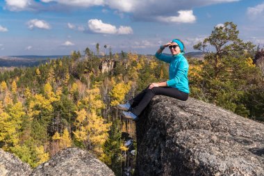 Uzun yürüyüşe çıkan kimse kız bir uçurumun kenarında siting