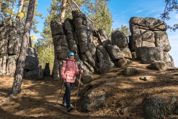 Kız uzun yürüyüşe çıkan kimse orman yolu yürür