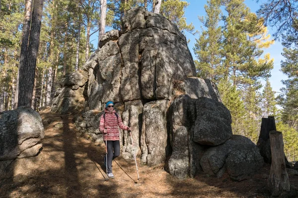 Kız uzun yürüyüşe çıkan kimse orman yolu yürür