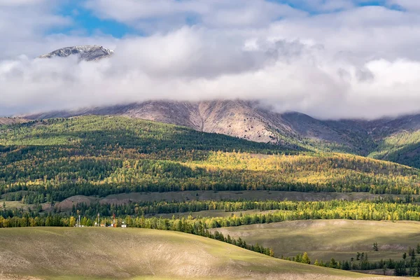 Восточные Саянские горы, спрятанные за облаками — стоковое фото