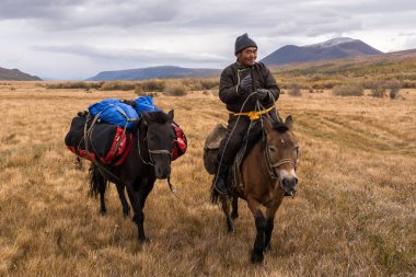 09 Eylül 2017: Moğolca Ulusal giysiler at sırtında, Moğolistan, ıh-Horo-gol valley seyahat