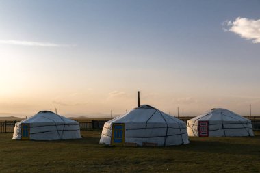 Bozkır içinde üç Moğol yurts