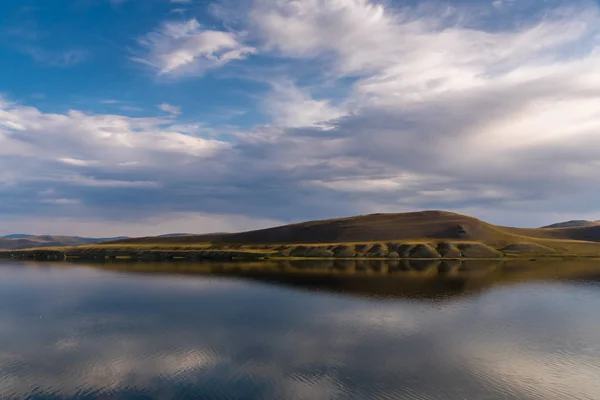 Dohod-Tsagaan-Nuur - a lake in the Darkhat Valley — Stock Photo, Image