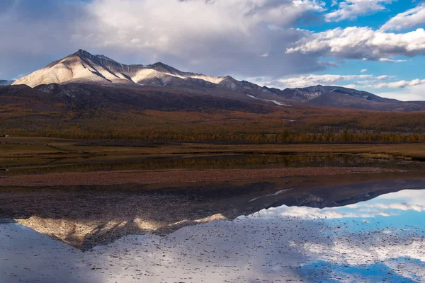 The mountain range Munku-Sardyk is reflected in the lake water — Stock Photo, Image