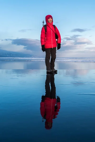 Flickan står på isen på Bajkalsjön — Stockfoto