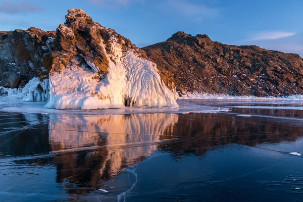 Reflejo de la roca en el hielo del lago Baikal — Foto de Stock