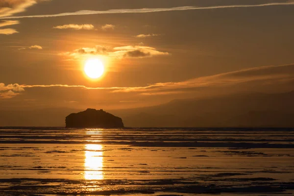 Zachód słońca zimą na jeziorze Bajkał — Zdjęcie stockowe
