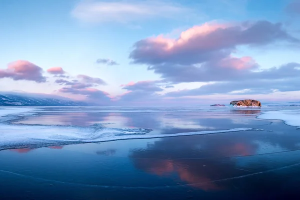 Reflexão de nuvens em gelo claro do Lago Baikal — Fotografia de Stock