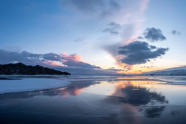 Reflektion av moln i klara isen Bajkalsjön — Stockfoto