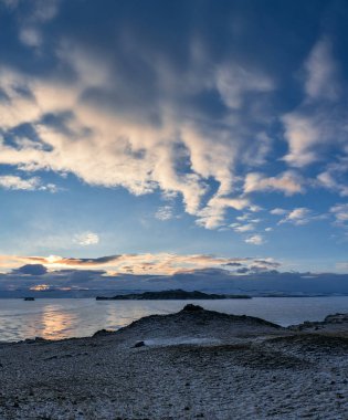 Baykal Gölü kıyısında soğuk kış sunrise