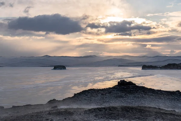 La costa del lago Baikal in una mattina d'inverno — Foto Stock