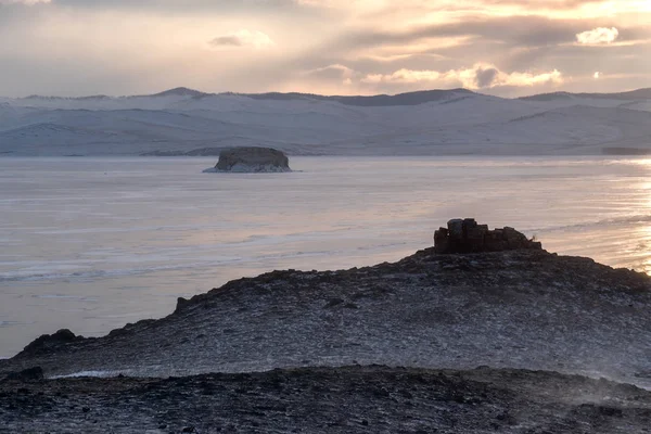 La costa del lago Baikal in una mattina d'inverno — Foto Stock